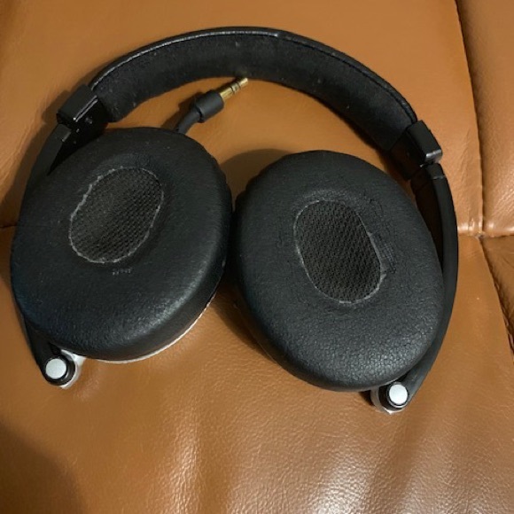 Bose On Ear Headphones - Picture 1 of 4